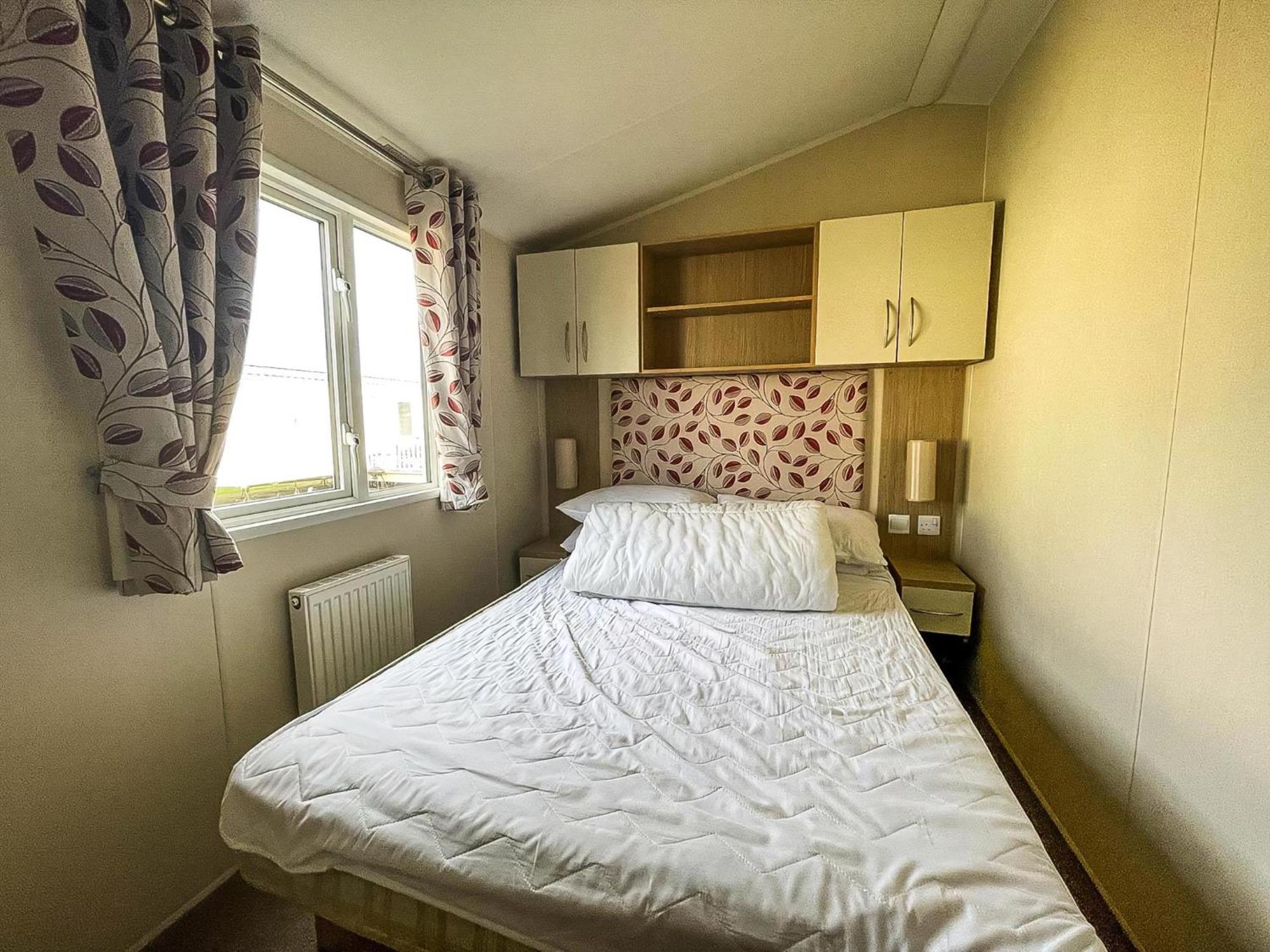 Caravan With Decking And Free Wifi At Seawick Holiday Park Ref 27214Sw Клактон-он-Си Экстерьер фото