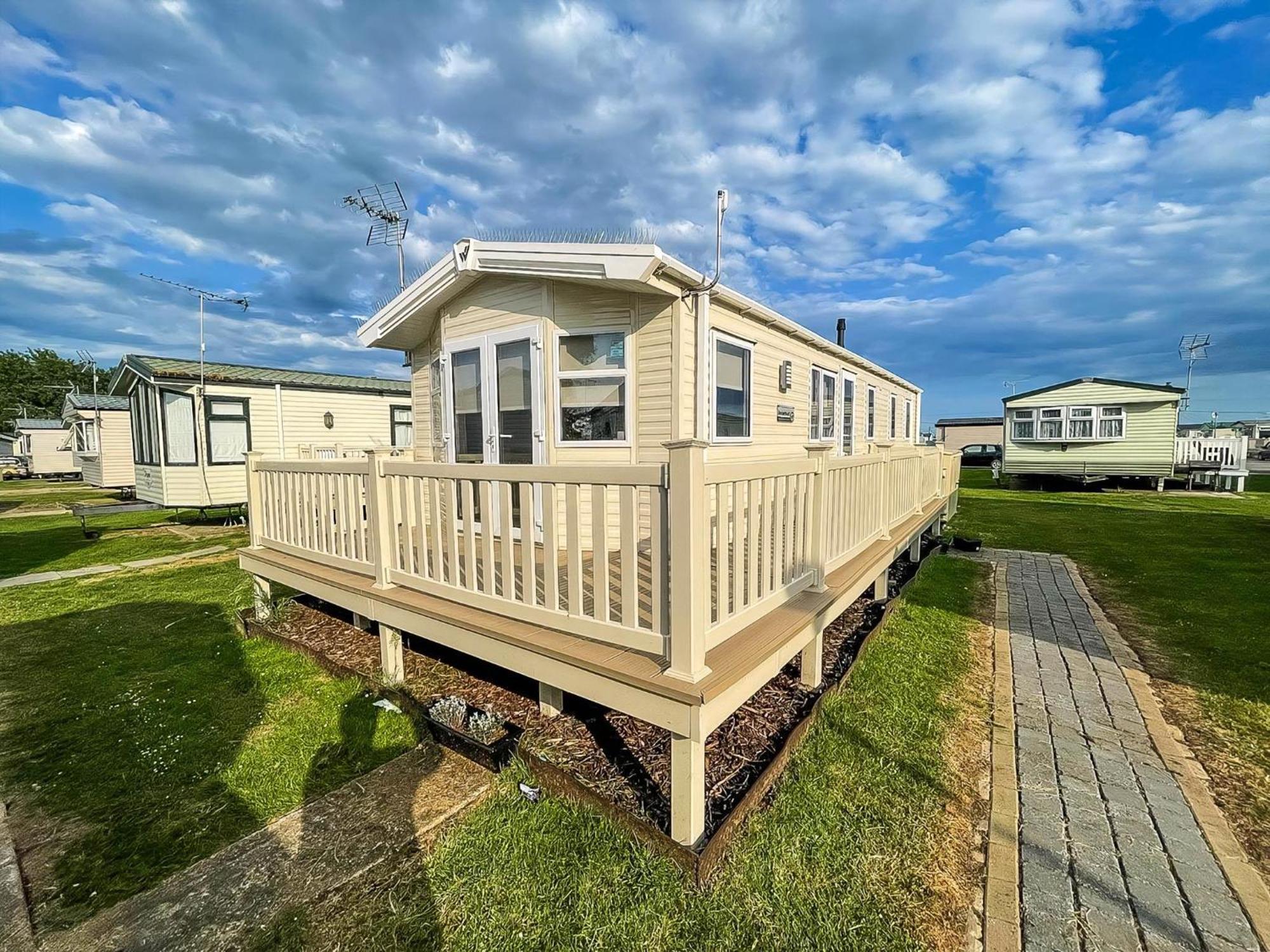 Caravan With Decking And Free Wifi At Seawick Holiday Park Ref 27214Sw Клактон-он-Си Экстерьер фото